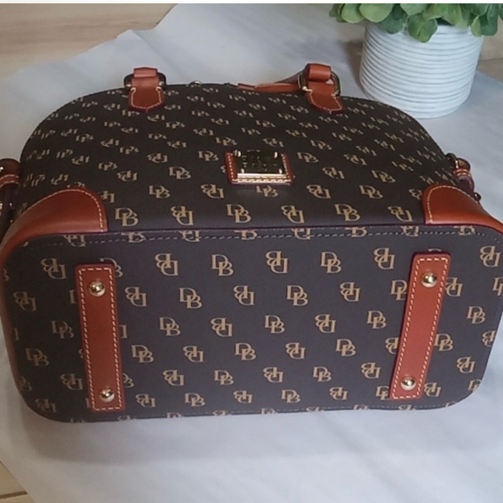 FINAL SALE!  Dooney & Bourke Gretta Signature Handbag 👜 Gorgeous!! - Picture 8 of 9